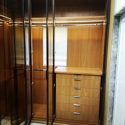 Closet com portas de vidro