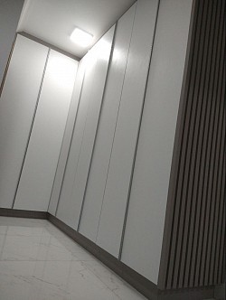 Guarda roupas com portas de giro