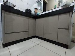 Armário de cozinha no material laka